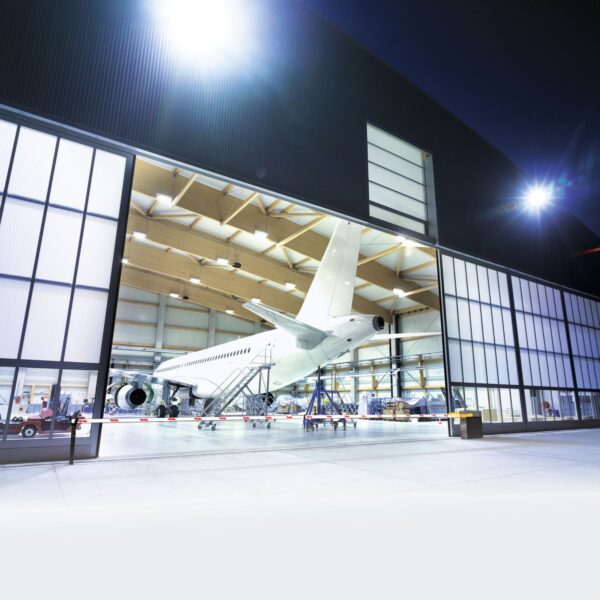 Schranke Guard 12 vor Flugzeug Hangar